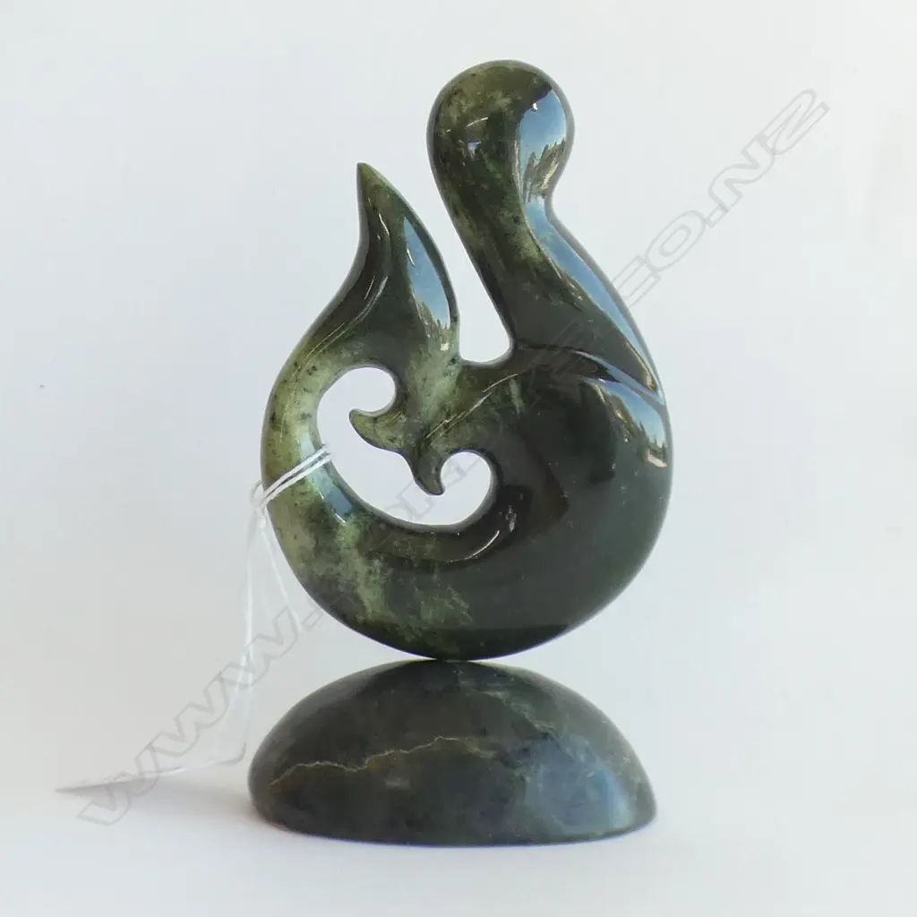 MARSDEN FLOWER JADE POUNAMU MATAU FISH HOOK SCULPTURE H.140mm Image 1++