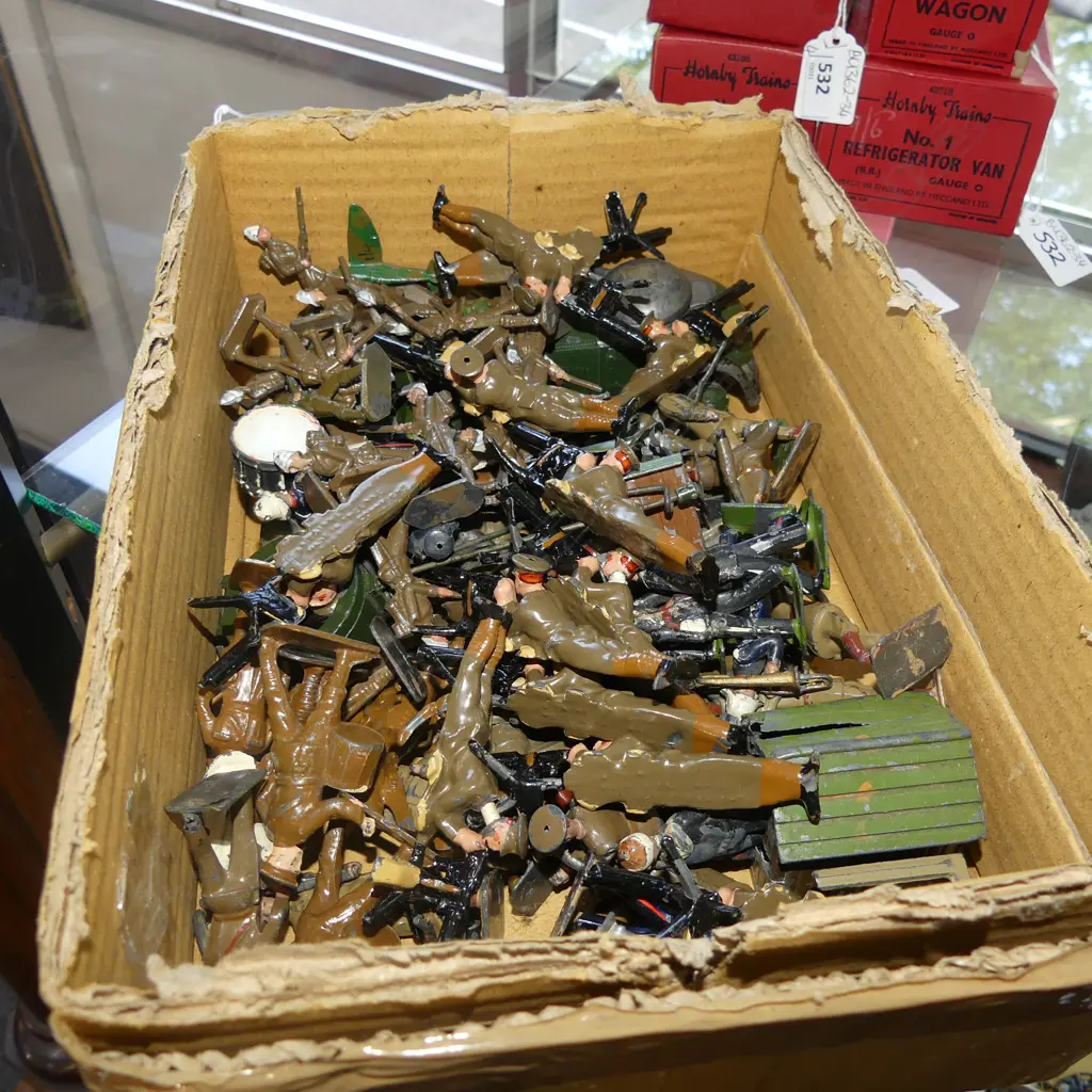 BOX LOT VINTAGE TIN TOY SOLDIERS  Image 1++
