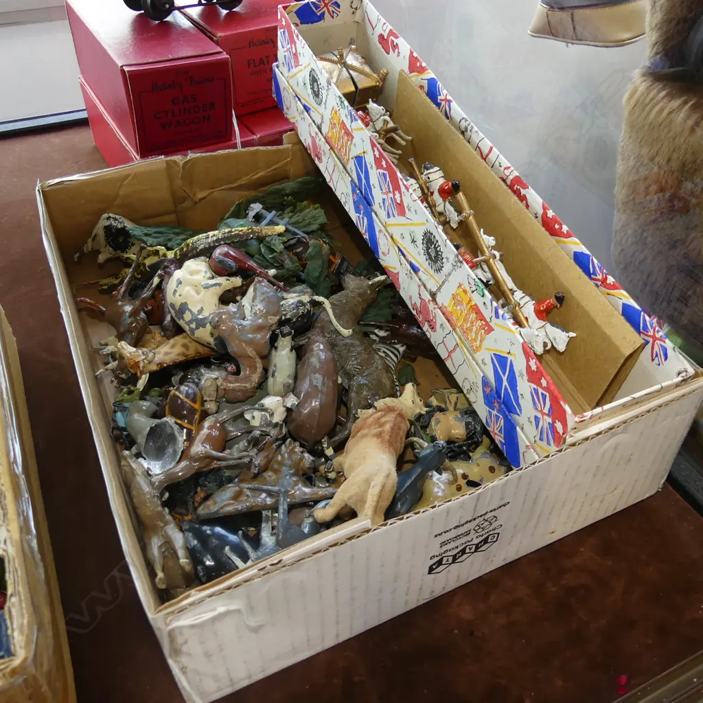 BOX LOT VINTAGE TIN TOY EXOTIC ZOO ANIMALS / CORONATION COACH Image 1++