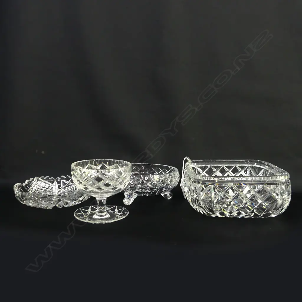 4 CRYSTAL CUT BOWLS & DISHES INC 1 SQUARE BOWL (180MM) Image 1++