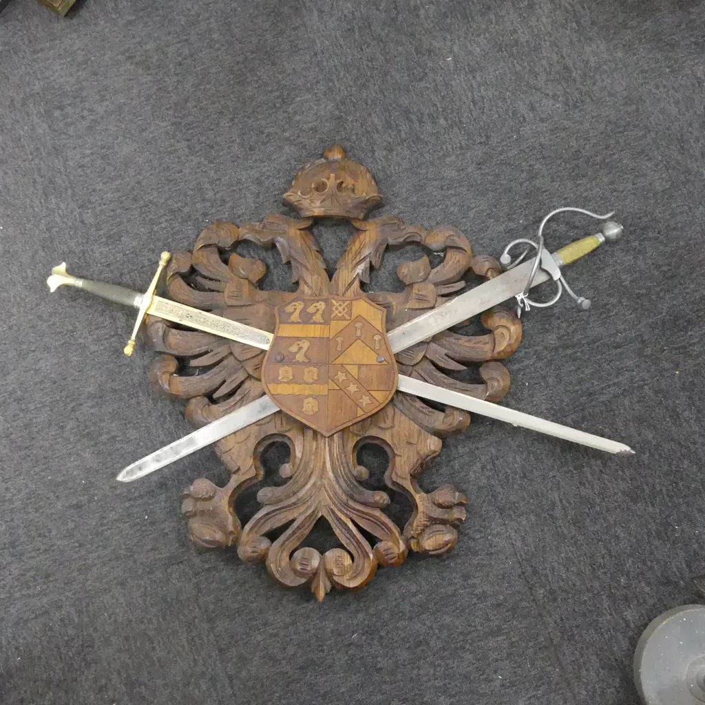 CARVED WOOD AND SWORD WALL MOUNT IN THE SCOTTISH CASTLE STYLE Image 1++