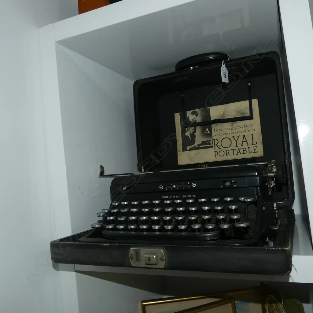 VINTAGE 'ROYAL' TYPEWRITER, CASED Image 1++