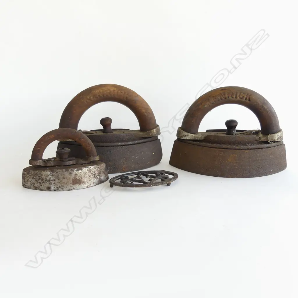 3 OLD IRONS WITH DETACHABLE HANDLES + 1 TRIVOT Image 1++
