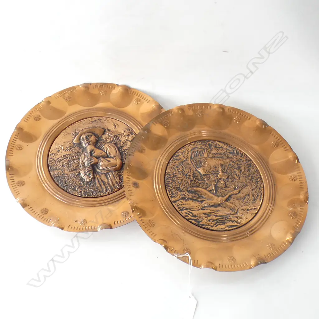 2 LARGE COPPER WALL PLATES - DIA 315MM Image 1++