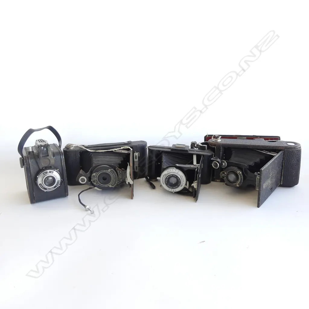 BOX LOT OF 4 CAMERAS SOME AF Image 1++