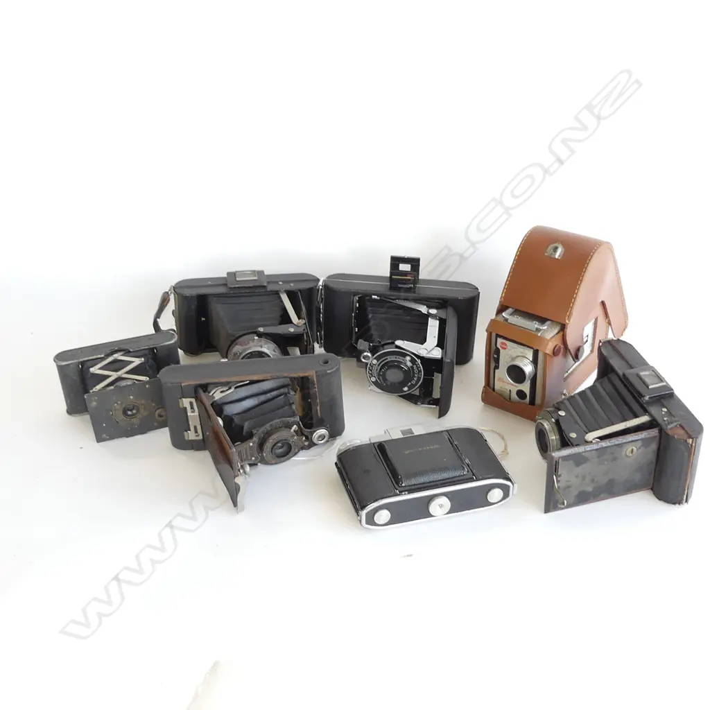 BOX LOT OF 7 CAMERAS SOME AF Image 1++