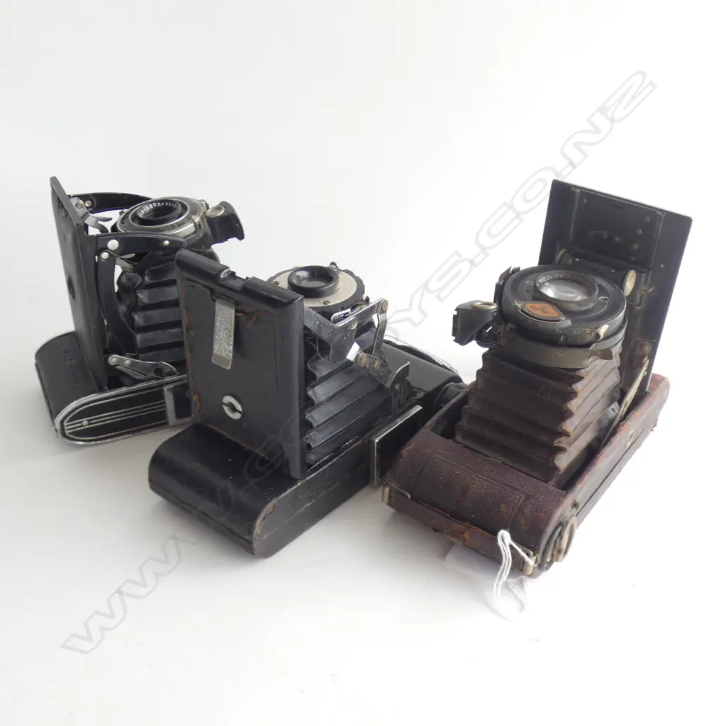 3 VINTAGE FOLDING CAMERAS Image 1++