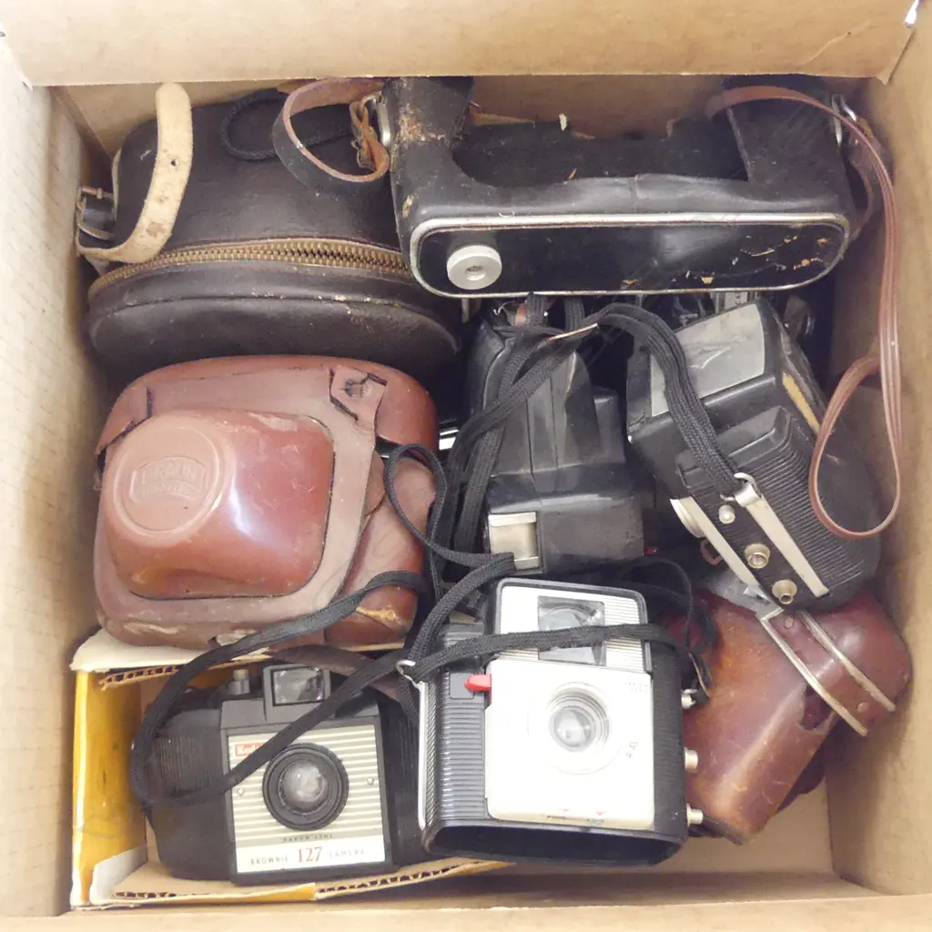 BOX LOT OF 7 CAMERAS + 2 LIGHT METERS SOME AF Image 1++
