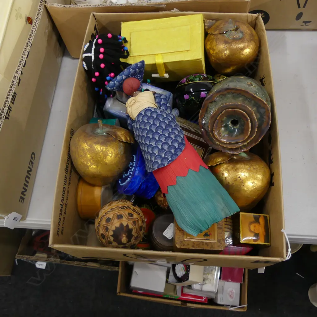 BOX LOT ASST. SMALL LIDDED CONTAINERS Image 1++