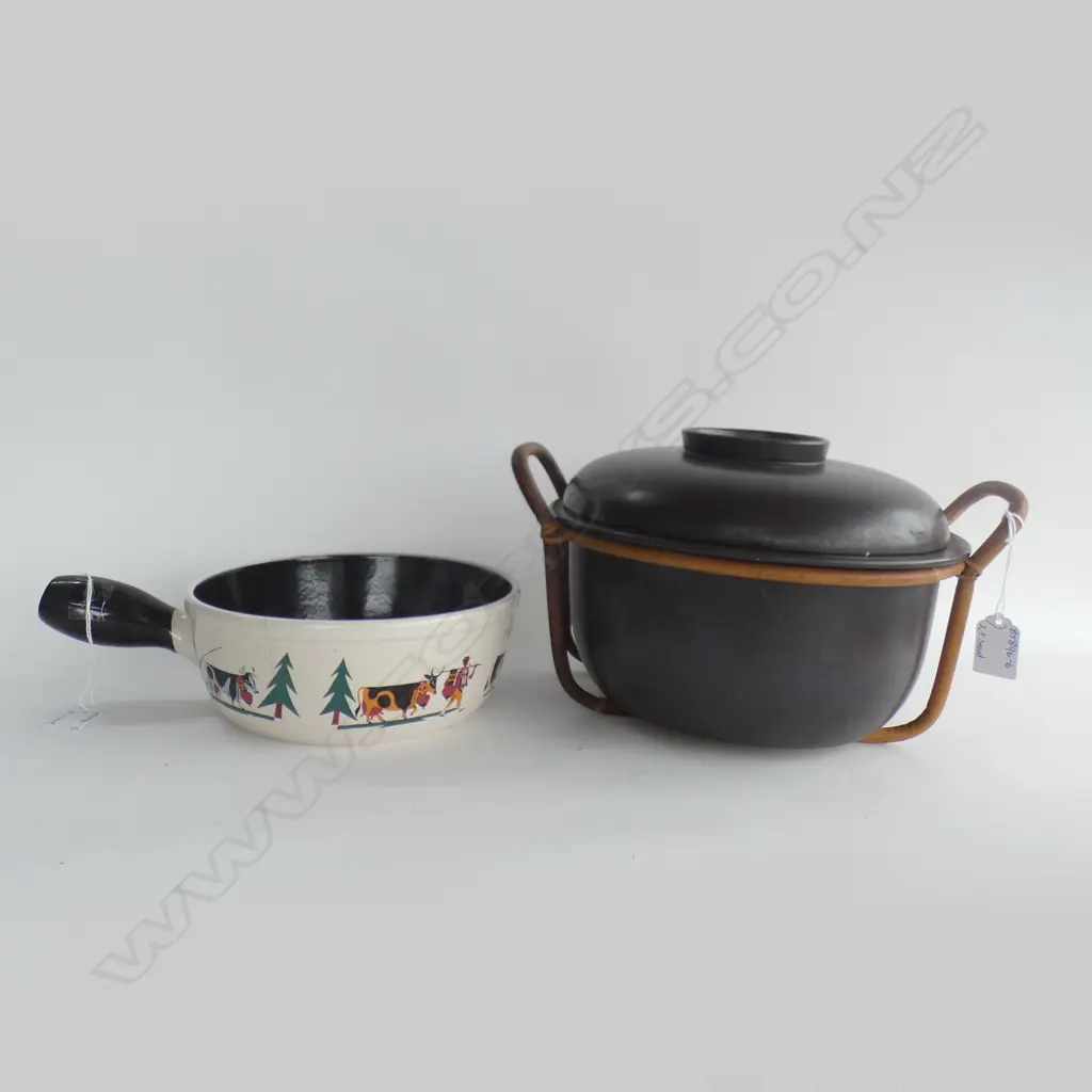 CERAMIC FONDUE DISH (DIA 205MM)A/F + LG BROWN CERAMIC LIDDED DISH IN BAMBOO STAND (DIA 300MM) Image 1++