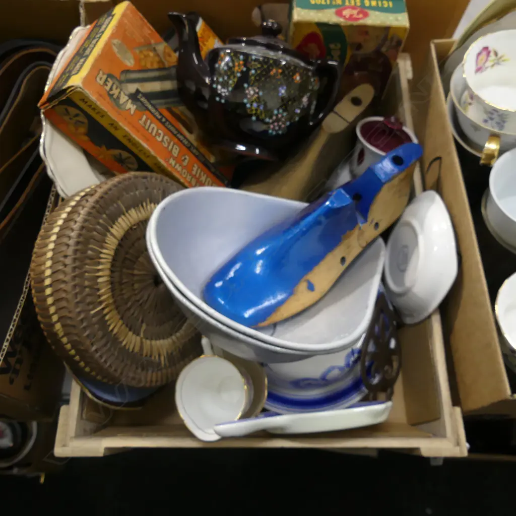 BOX LOT ASST. KITCHENALIA Image 1++