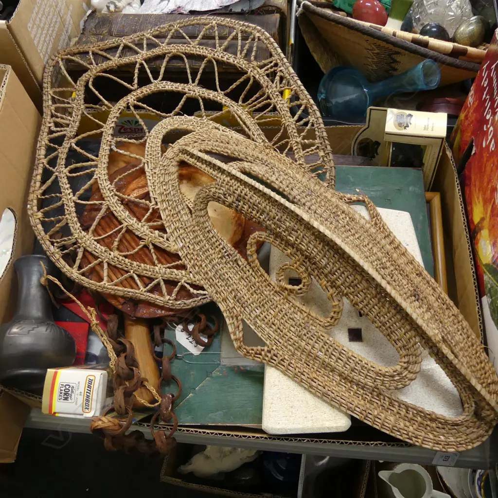 BOX LOT PNG PCES; LGE WOVEN MASK, SHELL ORNAMENT + PATU, STONE CLOCK, CARS, ARTWORKS ETC Image 1++