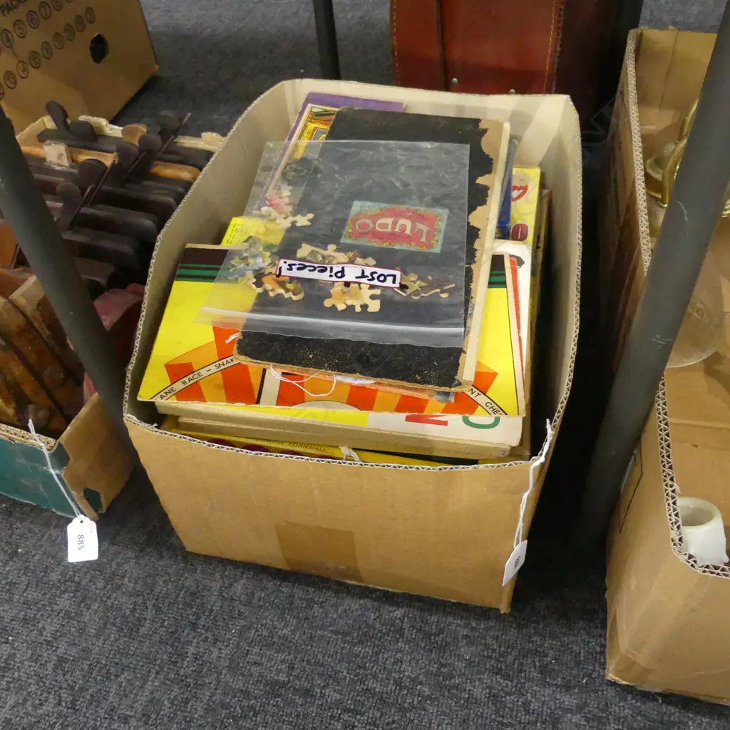 BOX LOT VINTAGE GAMES / PUZZLES ETC Image 1++