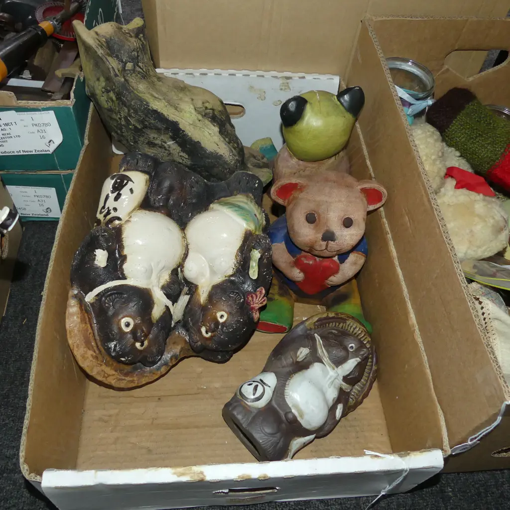 BOX GARDEN ORNAMENTS INCL HEDGEHOGS  Image 1++