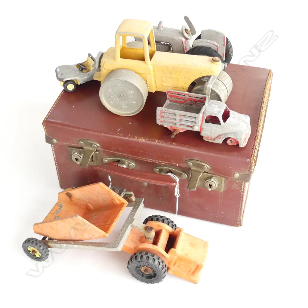 SUITCASE OF VINTAGE TOYS; FUN HO ETC Image 1++