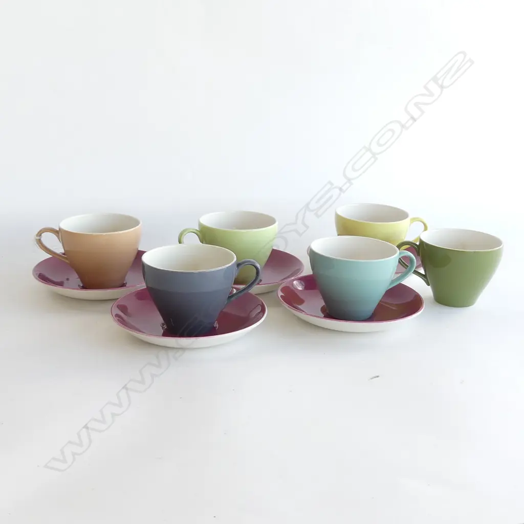 VINTAGE CROWN LYNN 6 TEA CUPS & 5 SAUCERS Image 1++