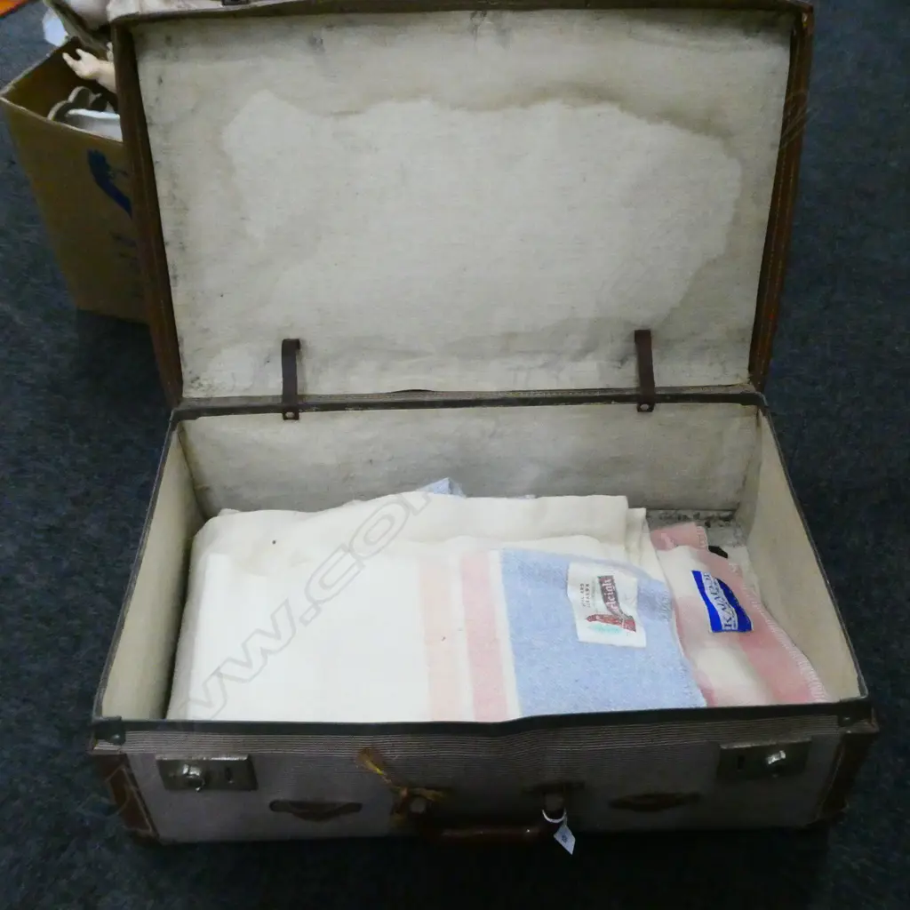 VINTAGE SUITCASE + 2 WOOLLEN BLANKETS Image 1++