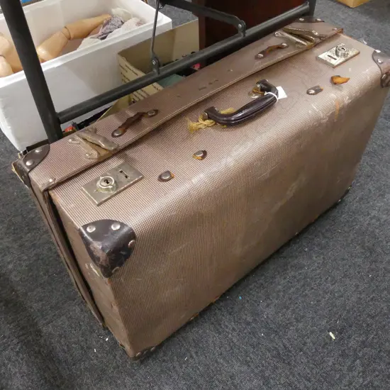 VINTAGE SUITCASE + PR ONEHUNGA WOOLLEN MILLS TIKI LABLE PRINCESS BLANKETS