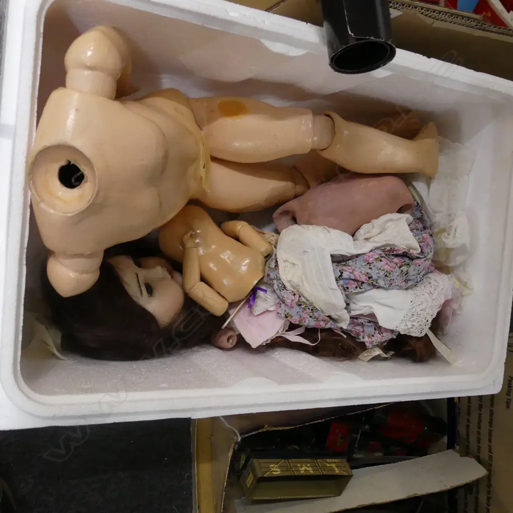 LARGE BOX LOT VINTAGE CHILDRENS TOYS / PUZZLES ETC * Image 1++