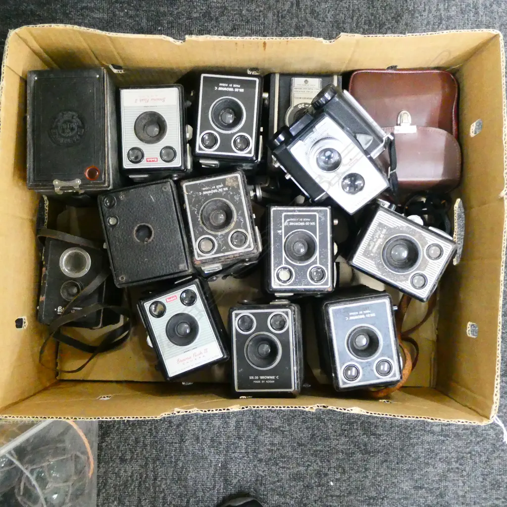 BOX LOT BOX BROWNIE CAMERAS  Image 1++