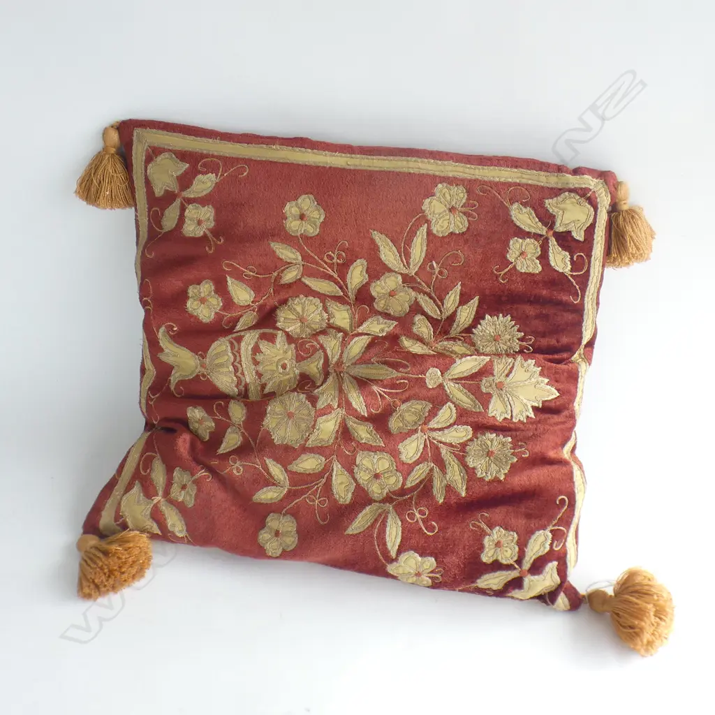 RUST VELVET CUSHION w. GOLD EMBROIDERY & TASSELLED CORNERS 400mm sq Image 1++