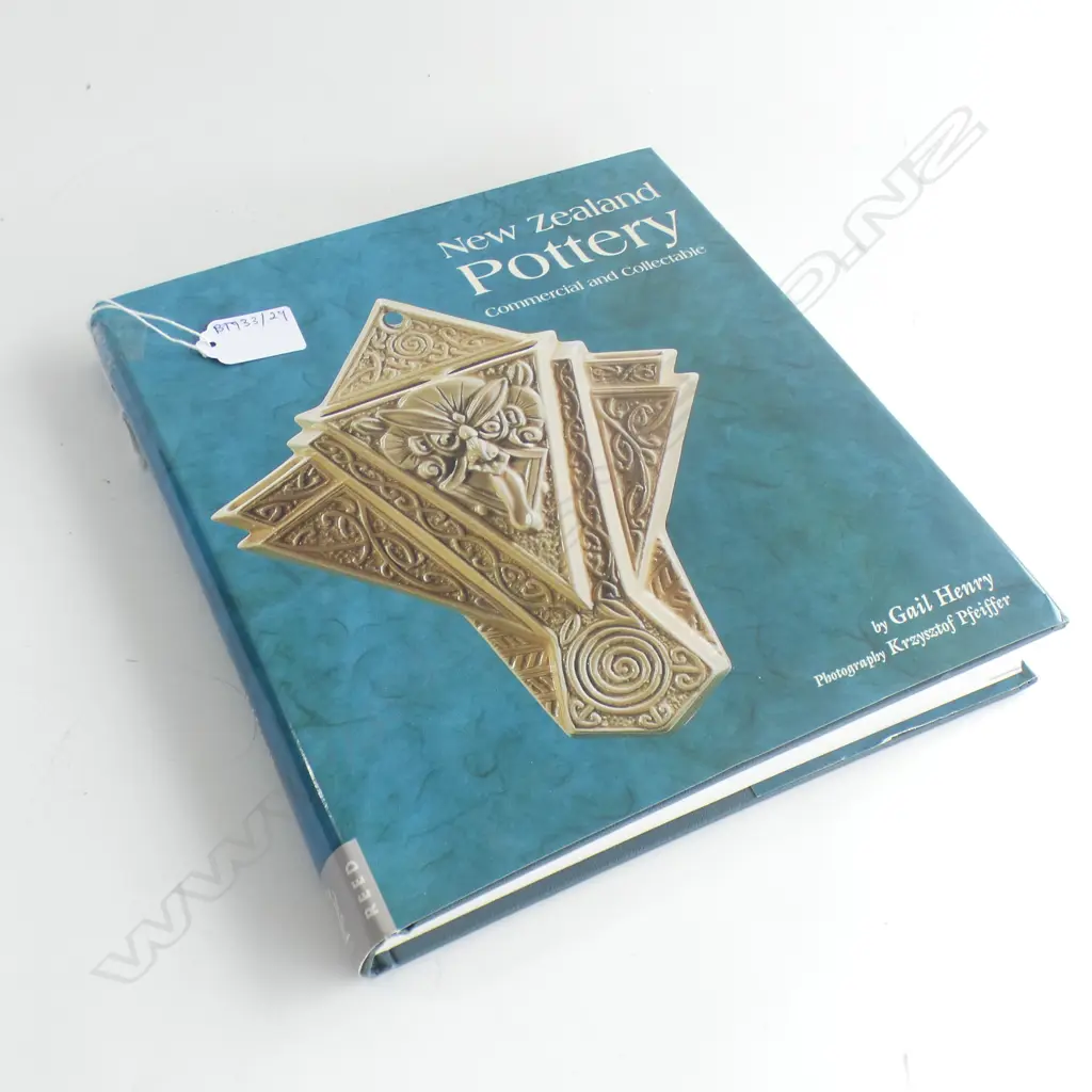 BOOK; GAIL HENRY 'NZ POTTERY COMMERCIAL & COLLECTABLE' Image 1++