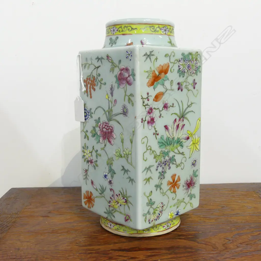 SQUARE FORM ORIENTAL VASE H.285mm Image 1++