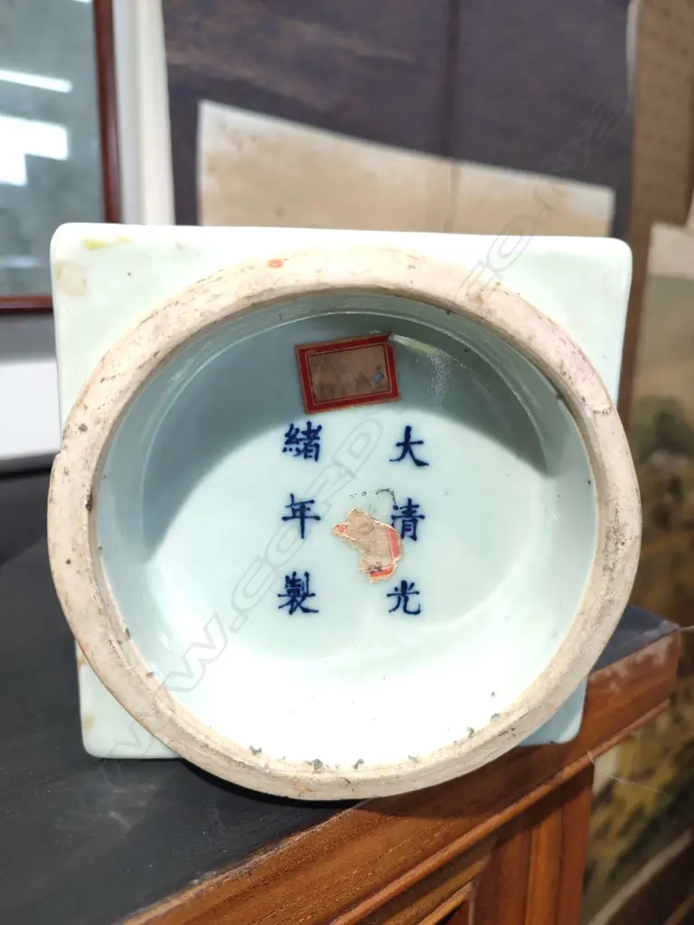 SQUARE FORM ORIENTAL VASE H.285mm Image 1++