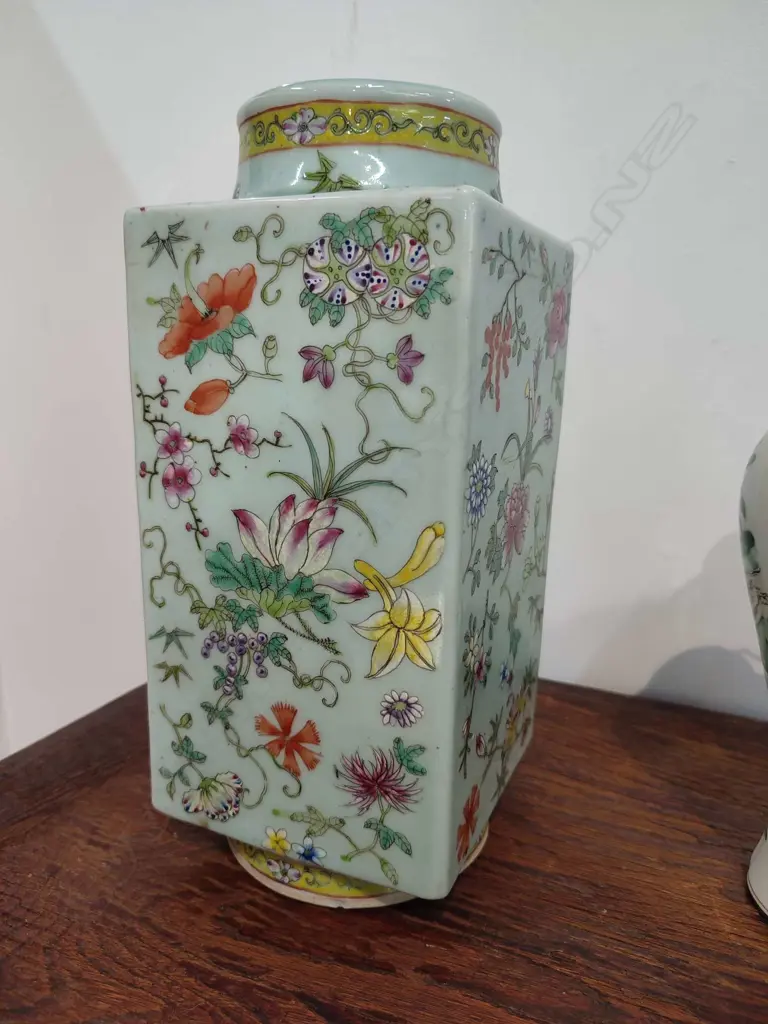 SQUARE FORM ORIENTAL VASE H.285mm Image 1++