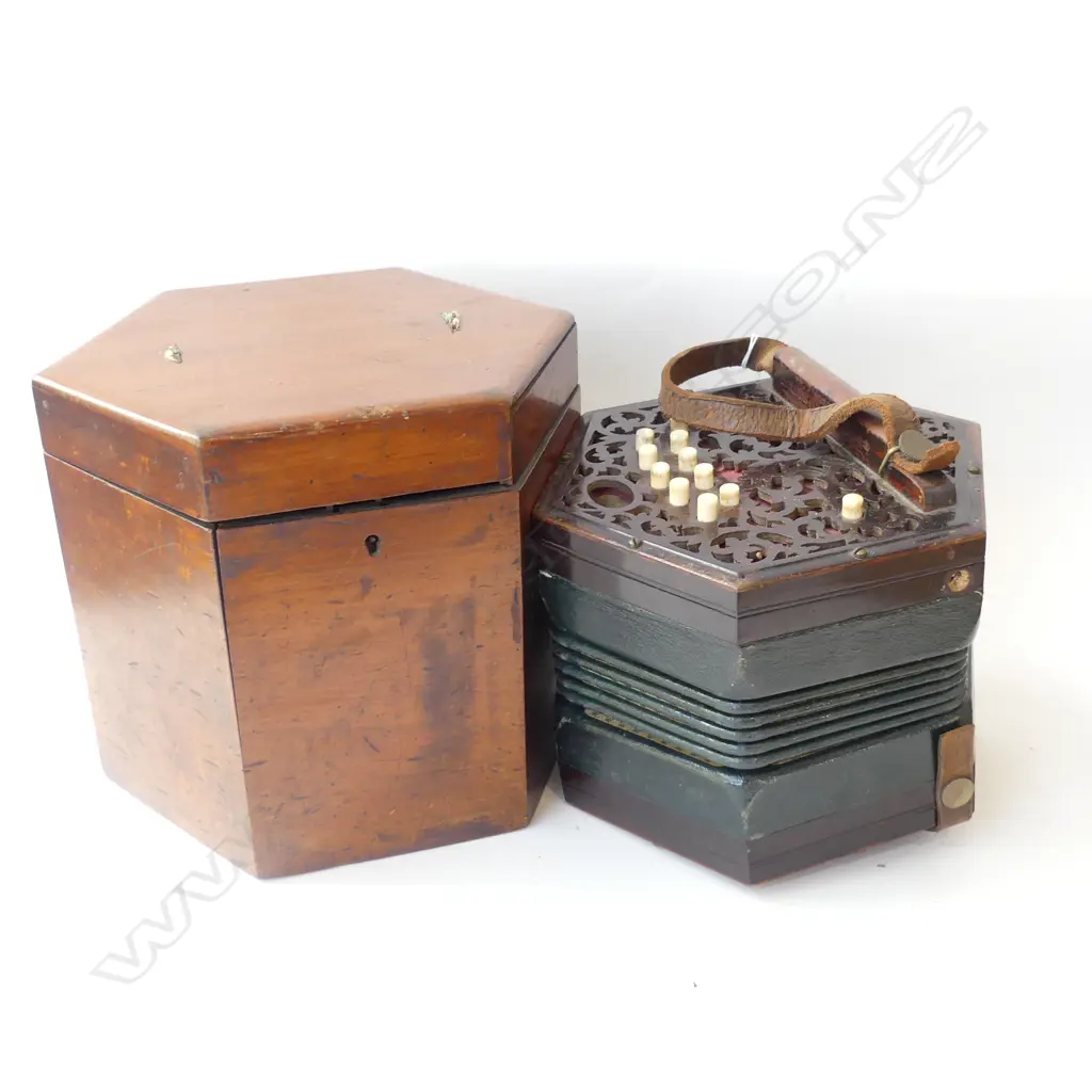 ANTIQUE METZLER ACCORDIAN, CASED 210mm dia Image 1++