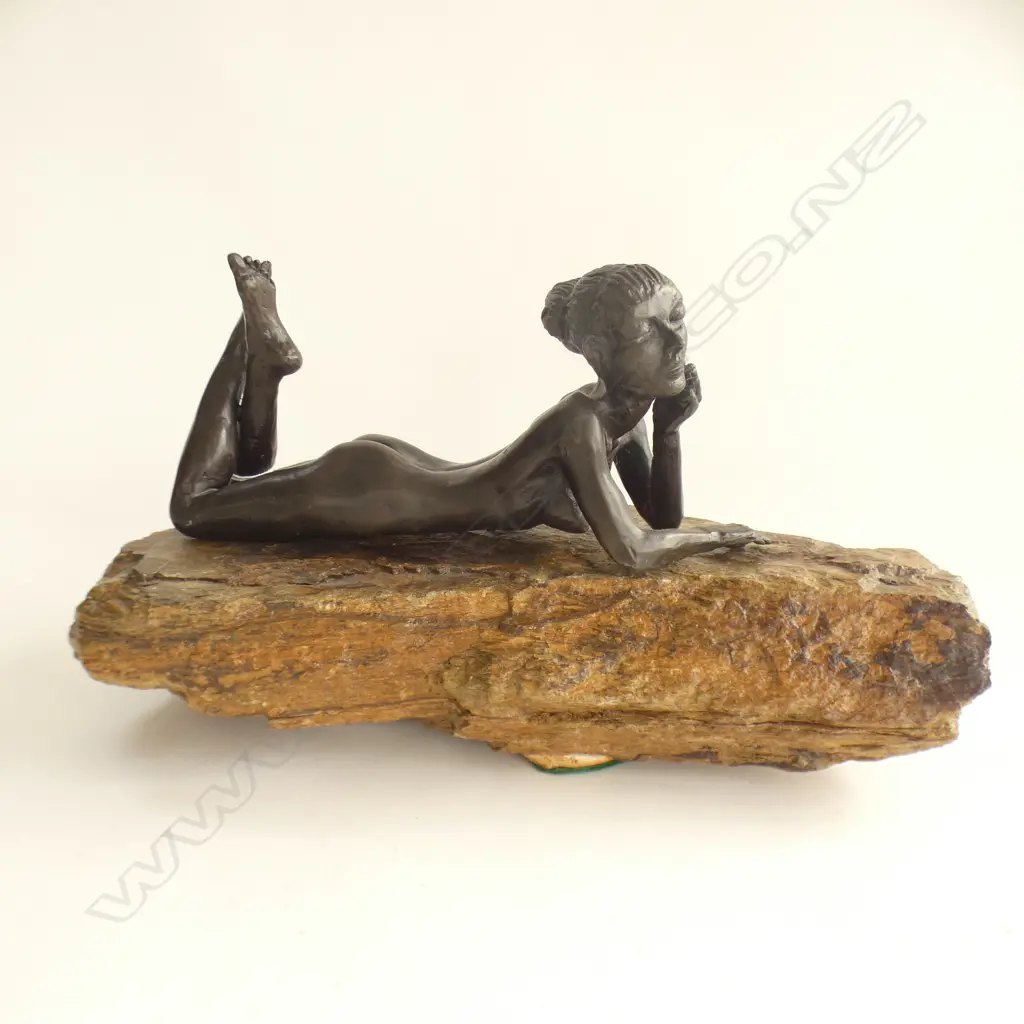 SIGNED BRONZE NUDE ON ROCK 'RIK 01 NZ 2/25' L.325mm Image 1++
