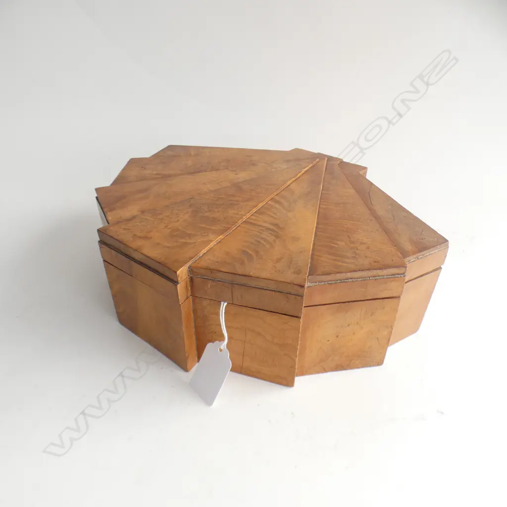 VINTAGE DECO WOODEN JEWELLERY BOX SHELL FORM W.270mm Image 1++