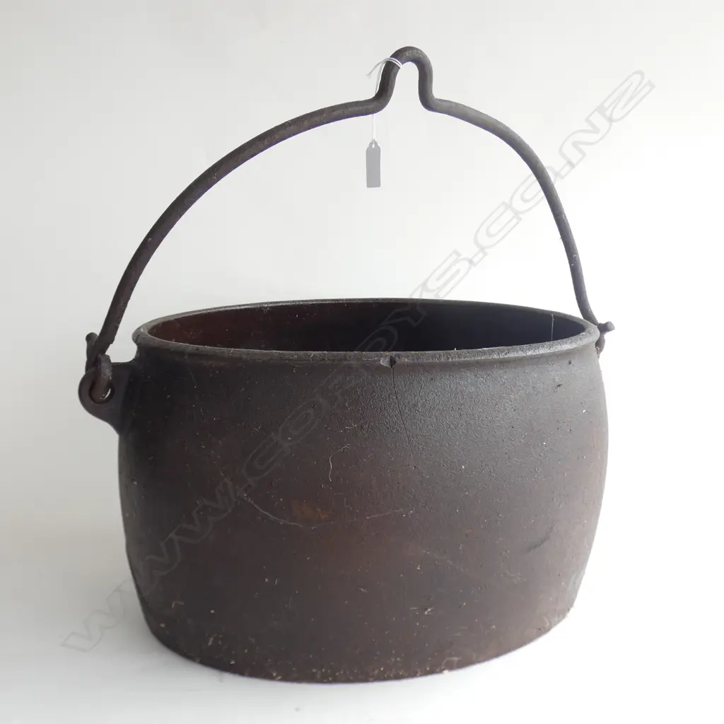 LARGE CAST IRON COOKING POT W.490mm Image 1++