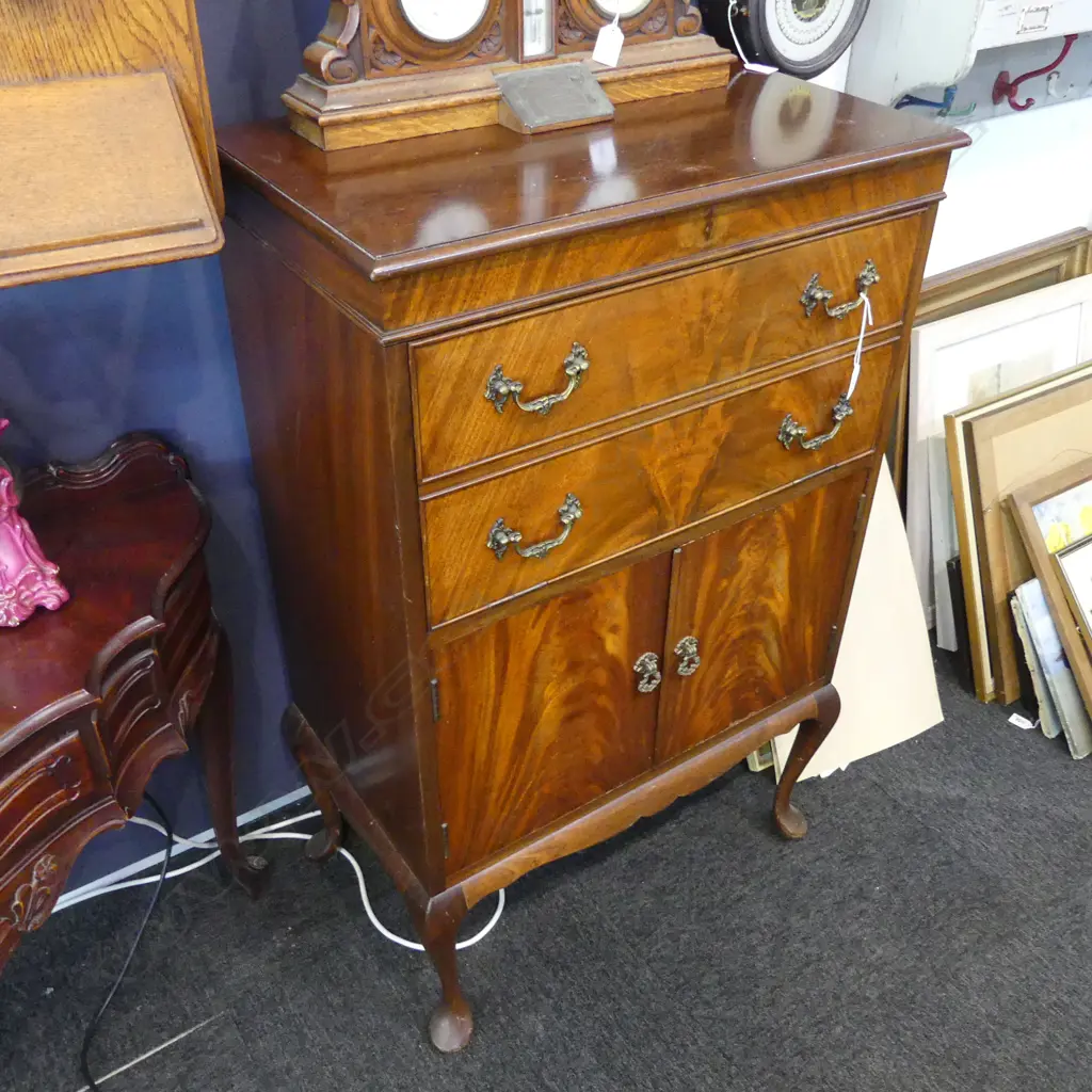 QUEEN ANNE STYLE DRINKS CABINET 650x380x1045mm Image 1++