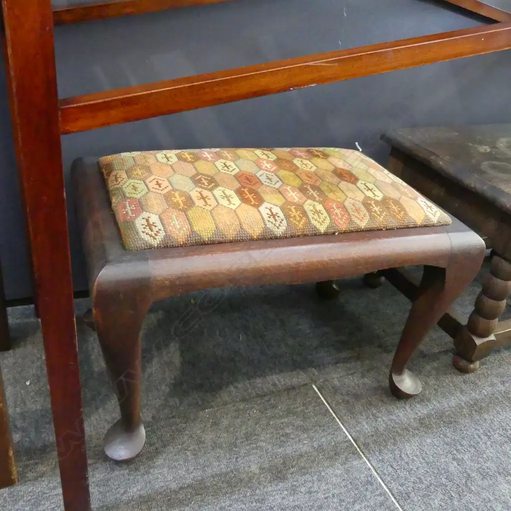 QUEEN ANNE STYLE STOOL w. NEEDLEWORK CUSHION W.500mm Image 1++