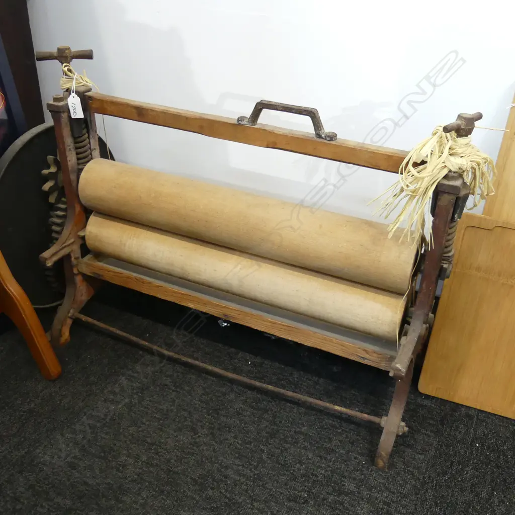 ANTIQUE CAST IRON LAUNDRY WRINGER W.730mm Image 1++