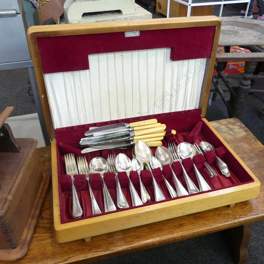 CANTEEN OF CUTLERY Image 1++