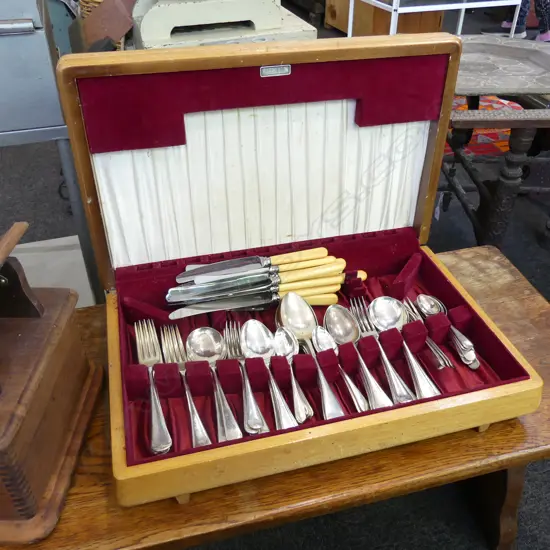 CANTEEN OF CUTLERY