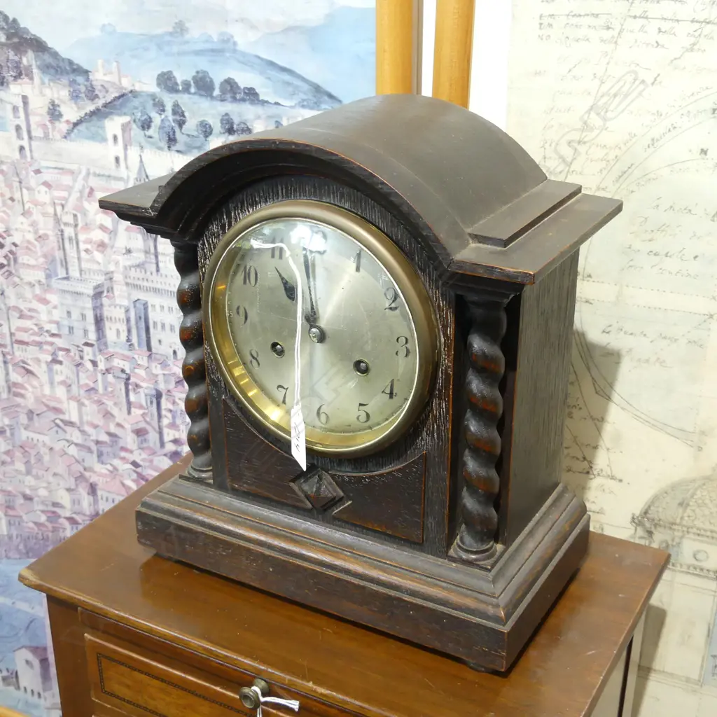 OAK MANTLE CLOCK w. BARLEY TWIST COLUMNS H.305mm key inside Image 1++