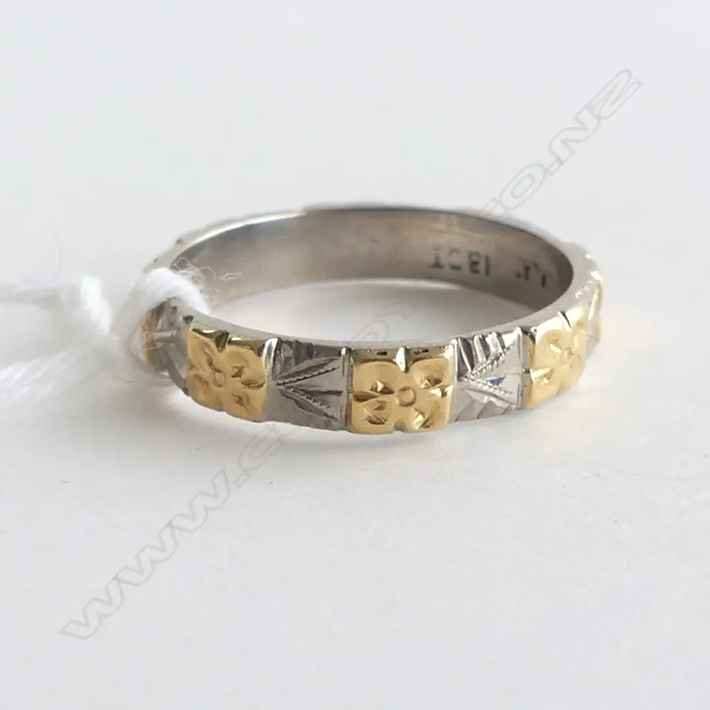 18CT & ENGRAVED PALLADIUM BAND RING NEW OLD STOCK 2.73gms Image 1++