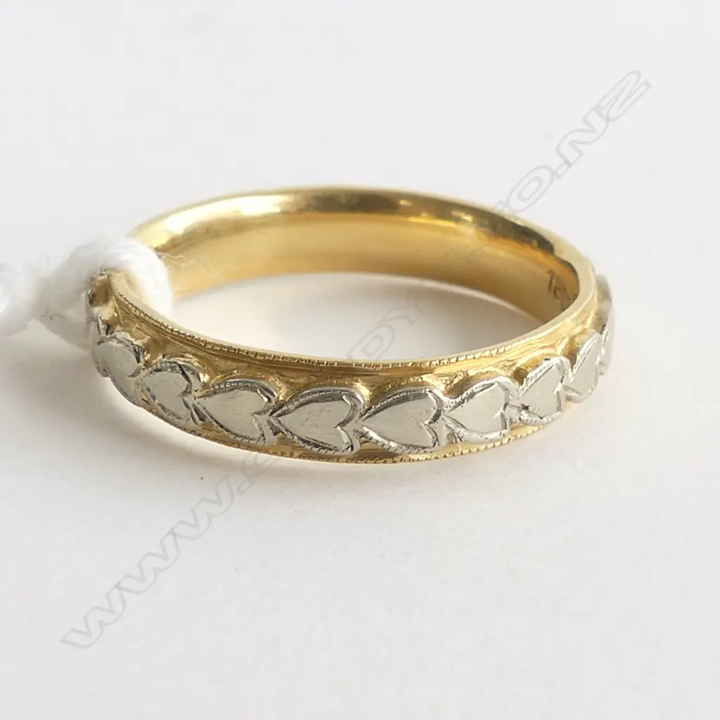 18CT & ENGRAVED PALLADIUM BAND RING NEW OLD STOCK 4.60gms Image 1++