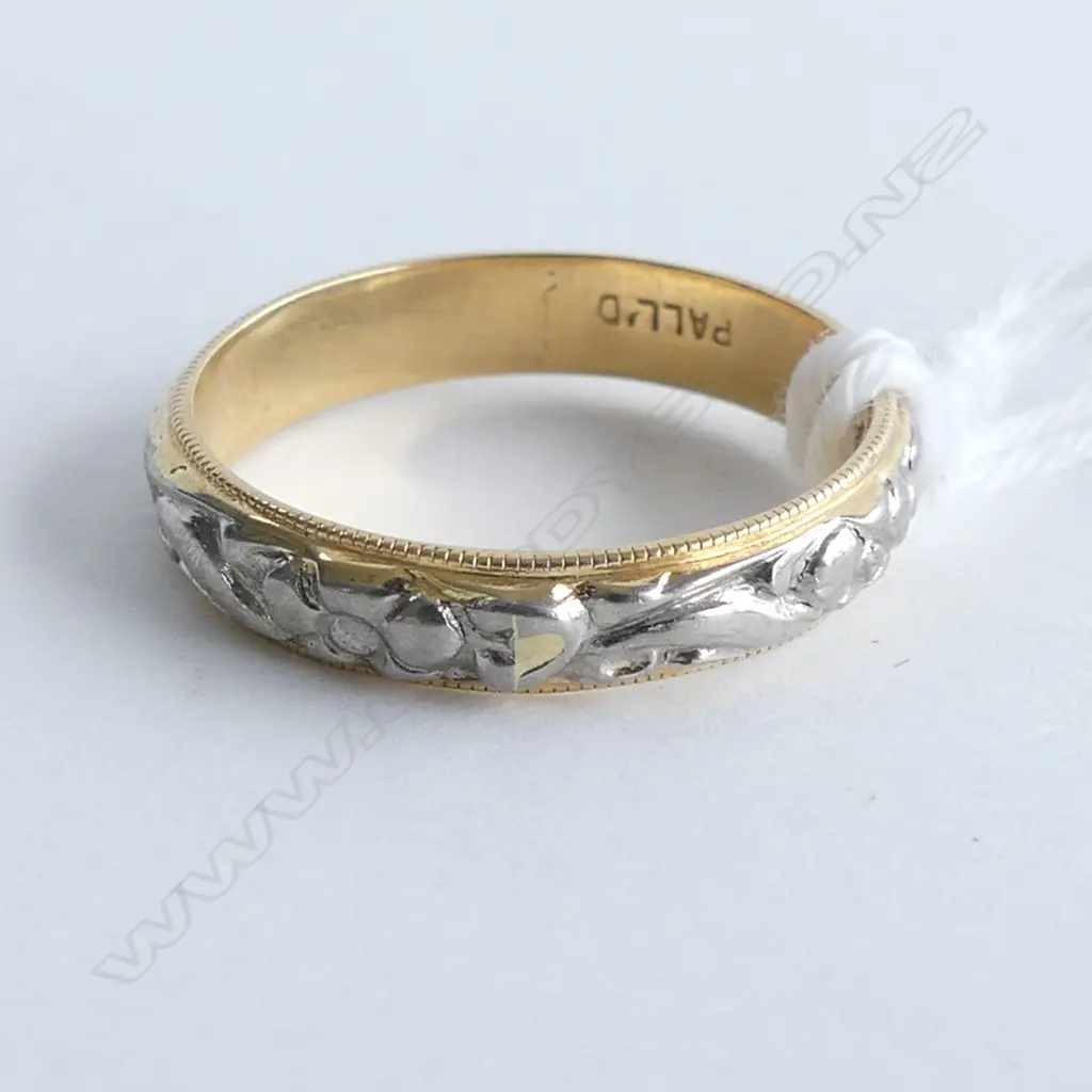 18CT & ENGRAVED PALLADIUM BAND RING NEW OLD STOCK 3.04gms Image 1++