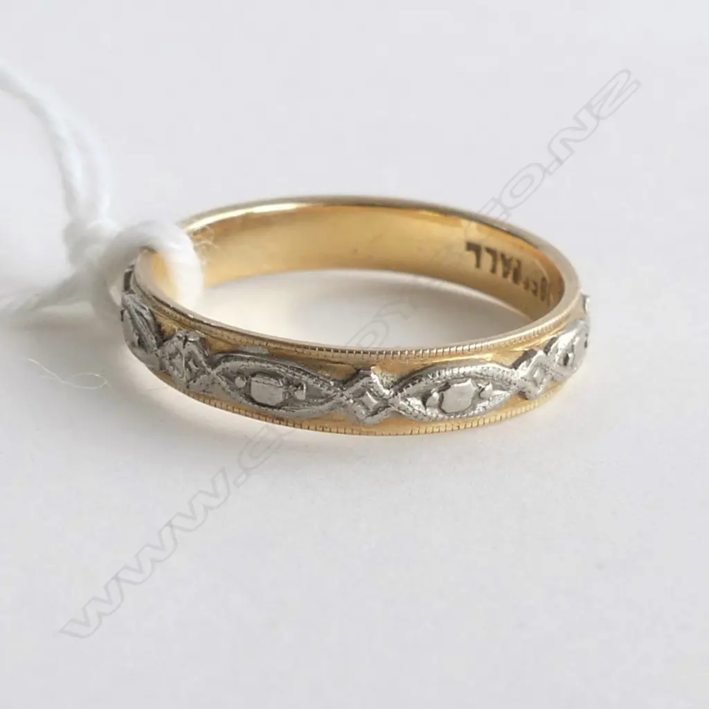 18CT & ENGRAVED PALLADIUM BAND RING NEW OLD STOCK 2.81gms Image 1++