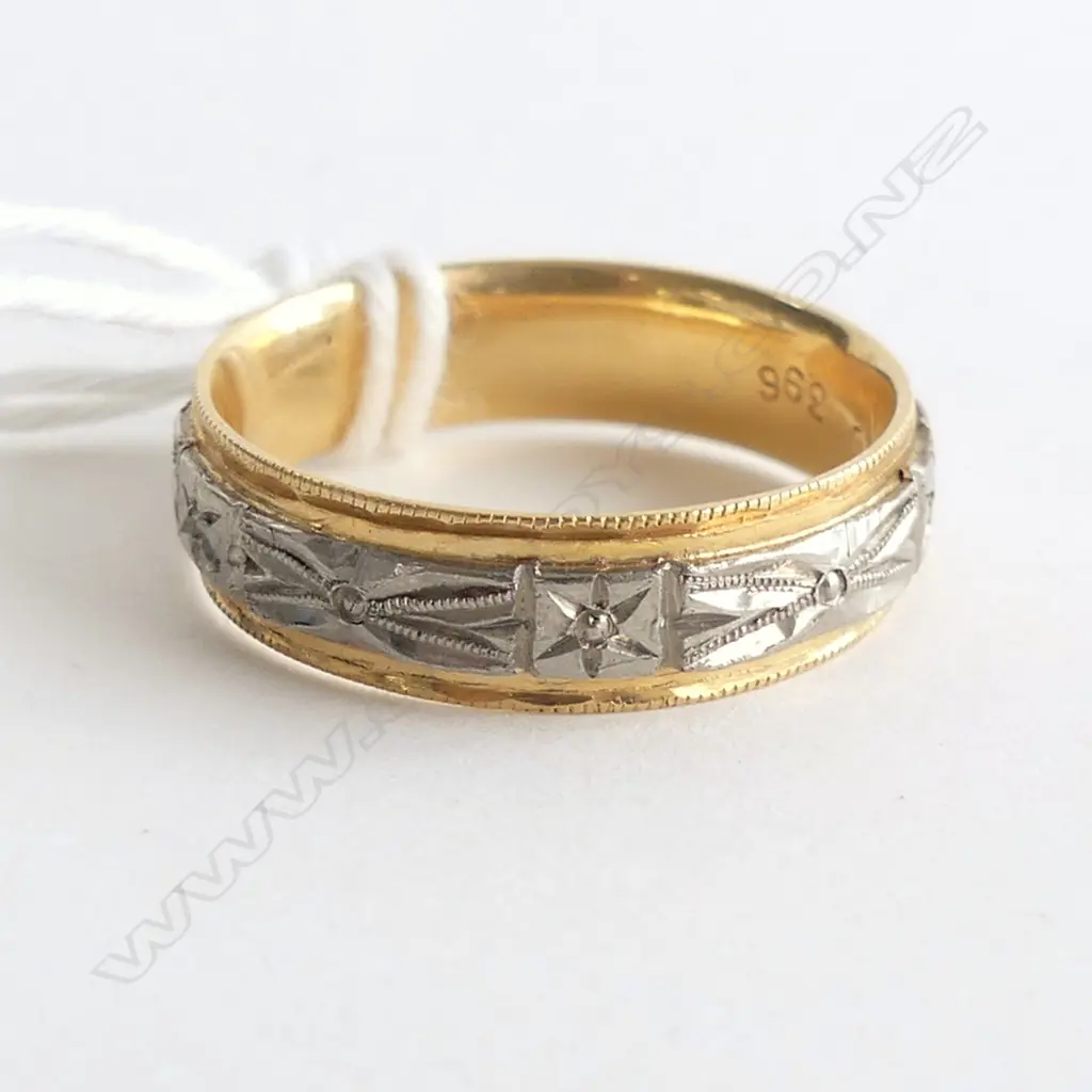 18CT & ENGRAVED PALLADIUM BAND RING NEW OLD STOCK 4.42gms Image 1++