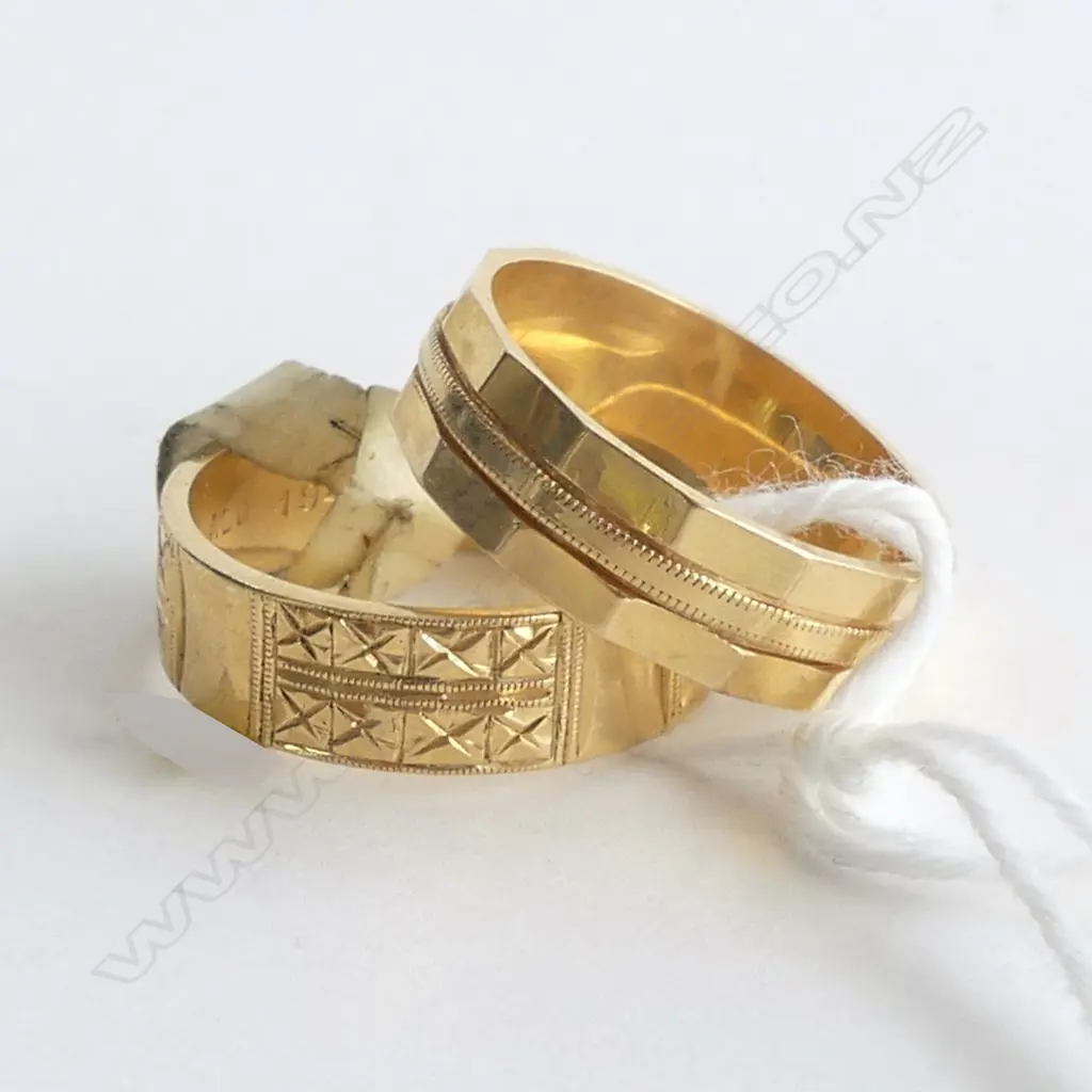 2 X 18CT GOLD ENGRAVED BAND RINGS NEW OLD STOCK 9.13gms Image 1++