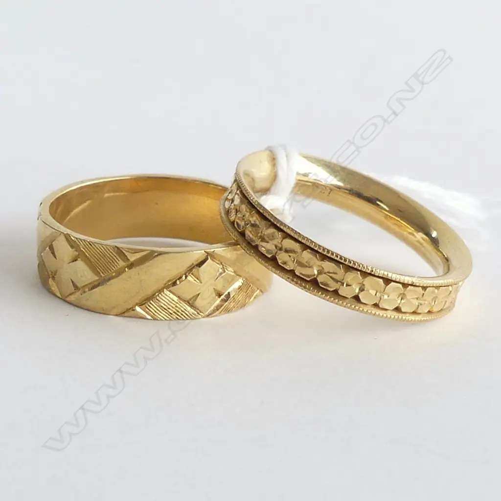 2 X 18CT GOLD ENGRAVED BAND RINGS NEW OLD STOCK 8.94gms Image 1++
