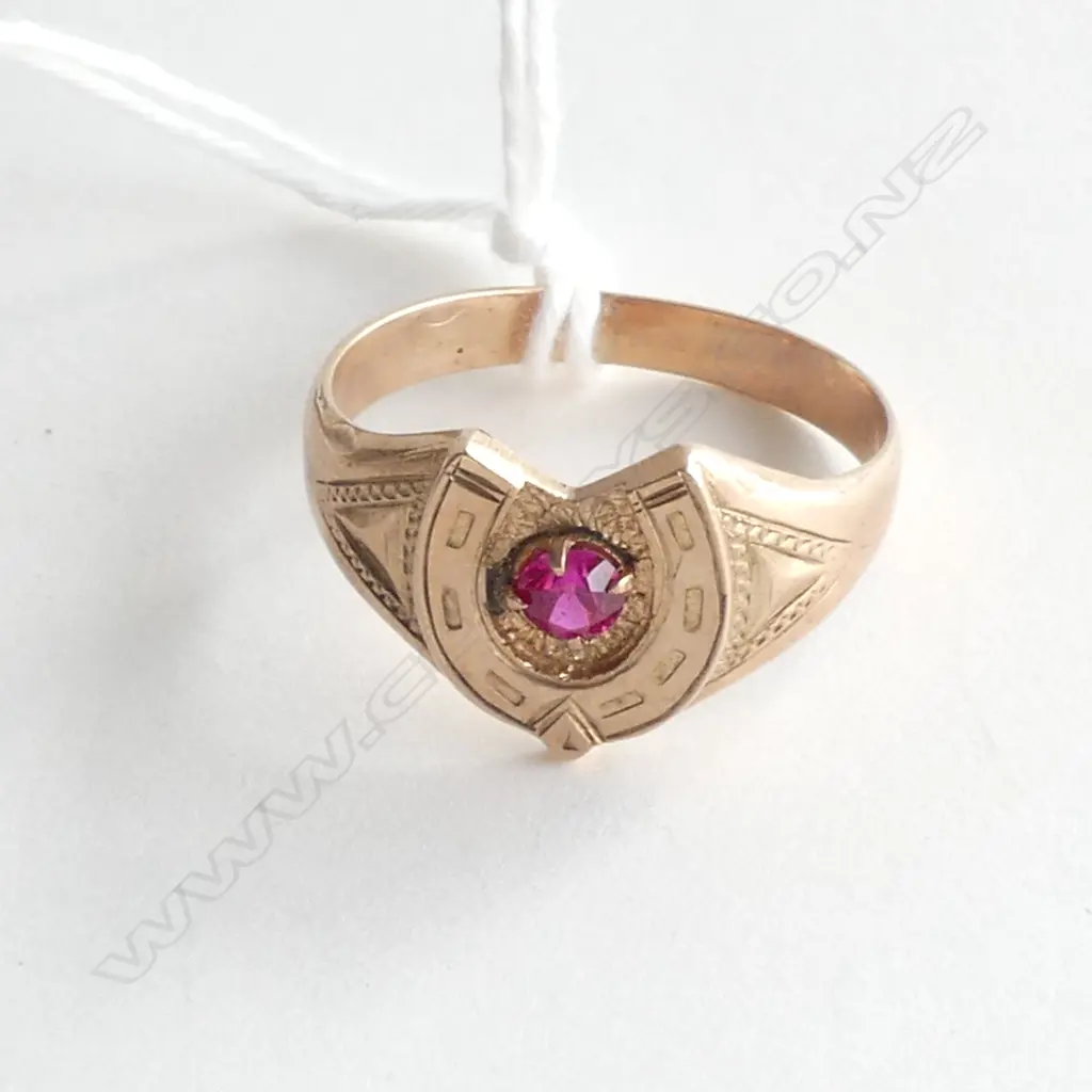 9CT GOLD RED STONE IN HORSE SHOE SIGNET RING 3.62gms Image 1++