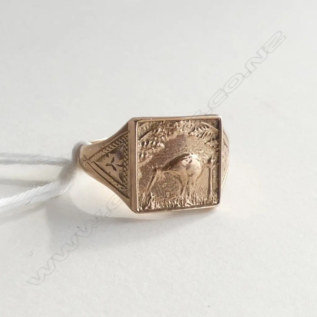 9CT GOLD KIWI IN LANDSCAPE SIGNET RING. 3.75gms Image 1++