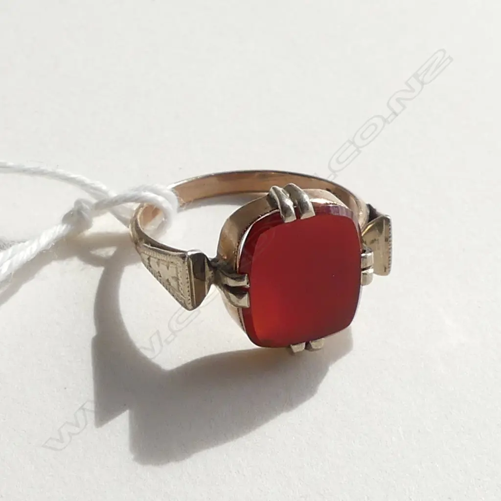9CT GOLD RED CARNELIAN SET PANELLED RING Image 1++
