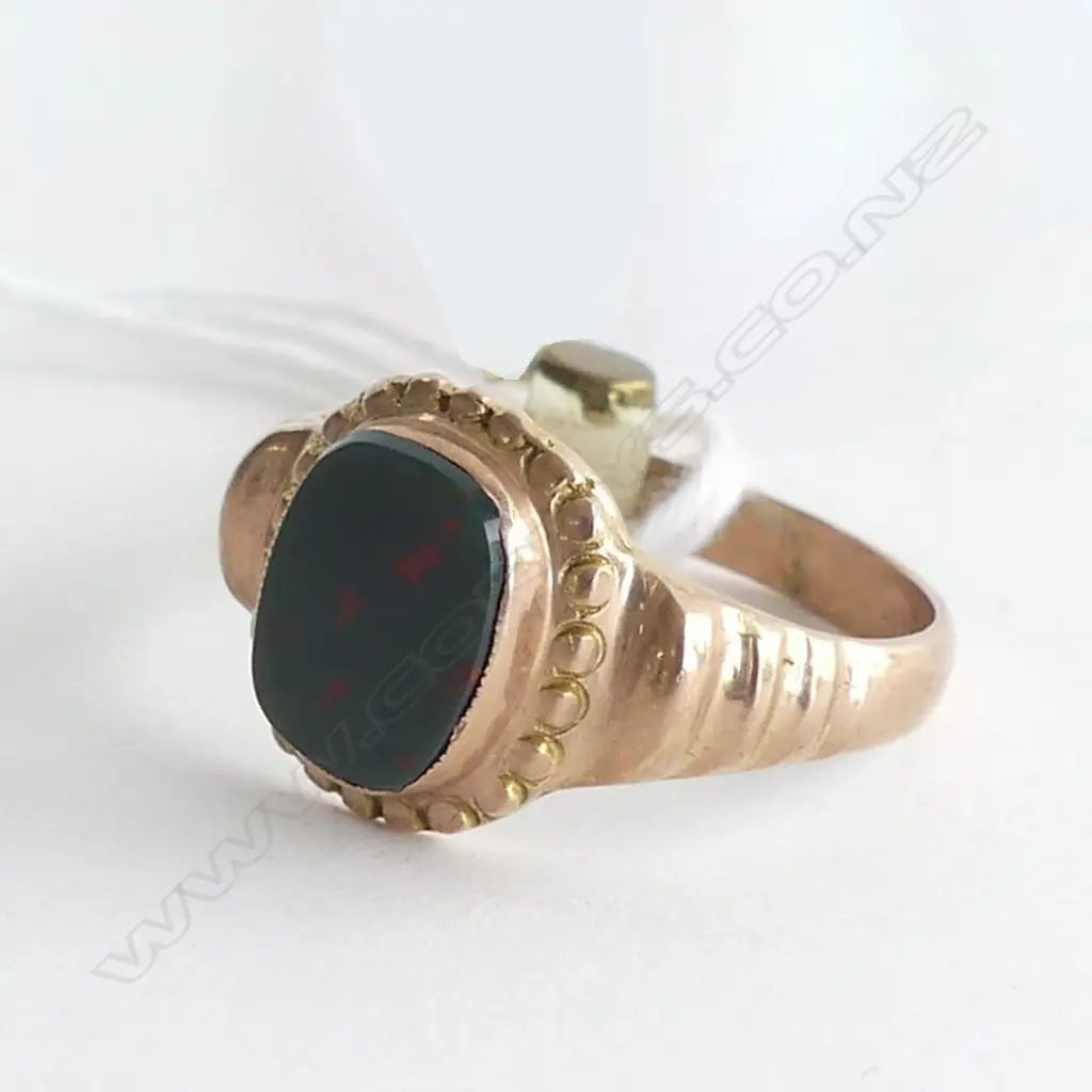 9CT GOLD RING WITH BLOODSTONE PANEL 4.28gms Image 1++